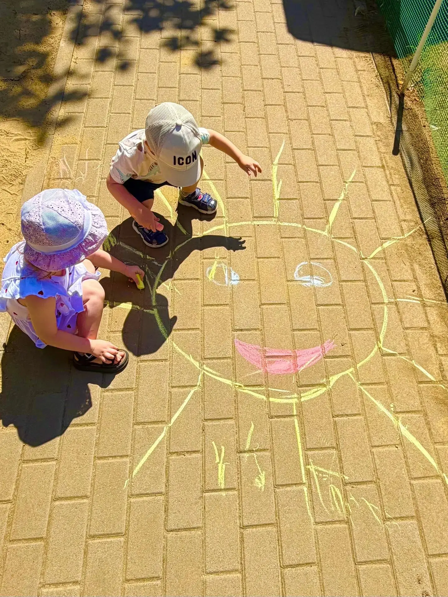 В  первой младшей группе «Ромашка » сегодня было по-настоящему ярко. 🌞🌈 Маленькие худ...