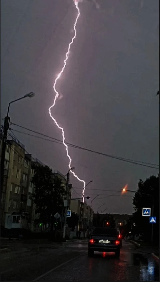 Наш подписчик запечатлел молнию  над городом ⚡