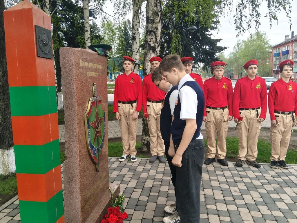 🇷🇺Этих дней не смолкнет  слава.. 🇷🇺 8 мая учащиеся школы приняли участие в церемонии возложения живы