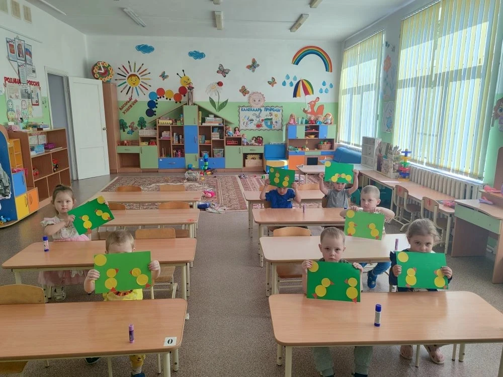 Жёлтый шарик по траве