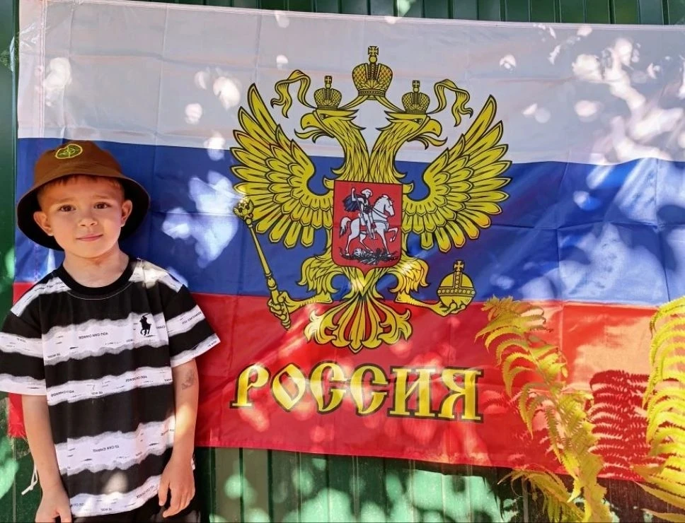 Воспитанник группы "Солнышко" 🌞 Кожушко Никита принял участие во Всероссийской акции "Флаг во дворе