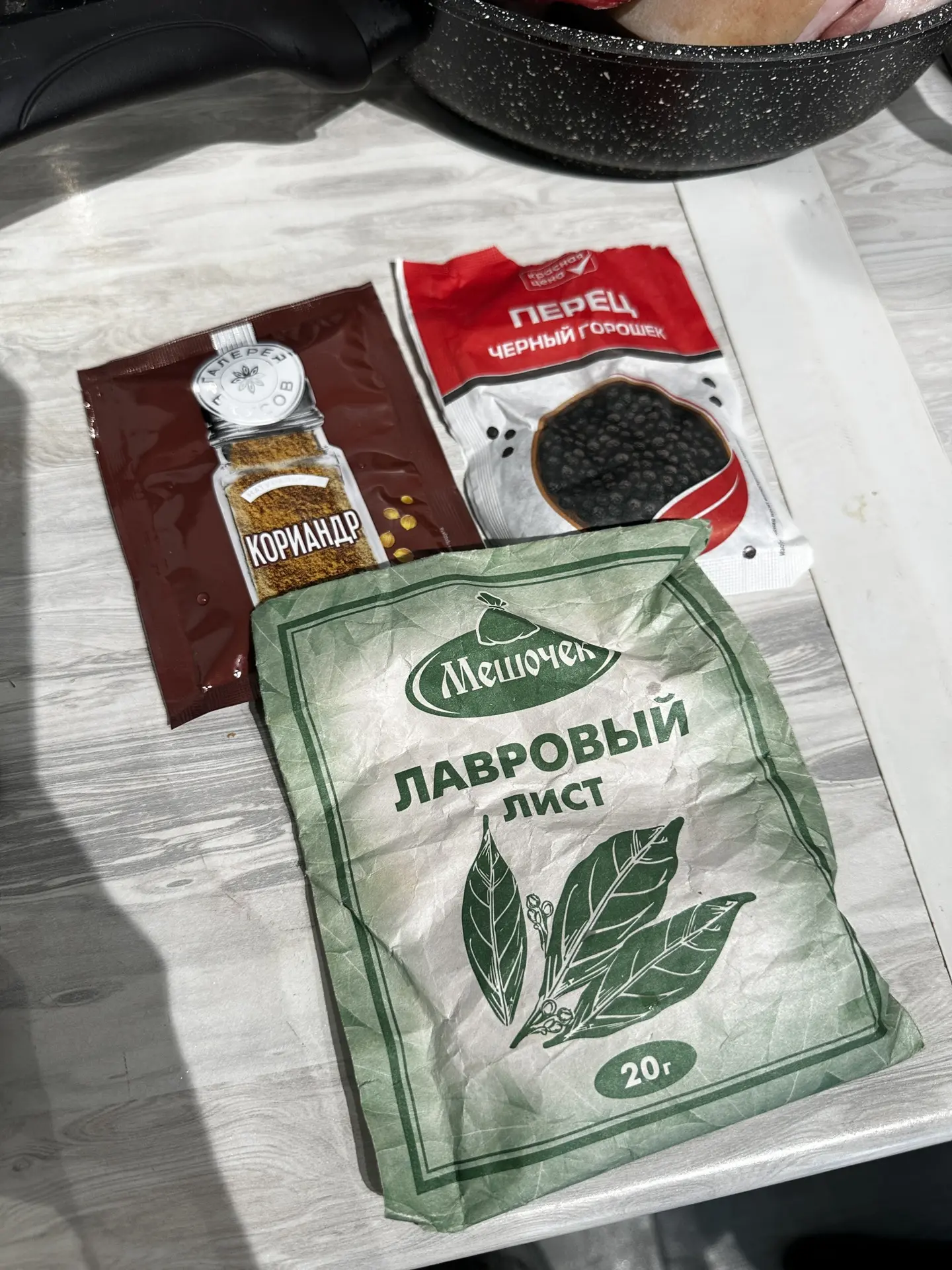 Саша солит сало. Варит сначала рассол(но не кипятит его☝️) потом как остынет опускает с...