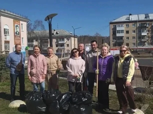 17 апреля в рамках акции "Городской субботник" прошла первая уборка территорий