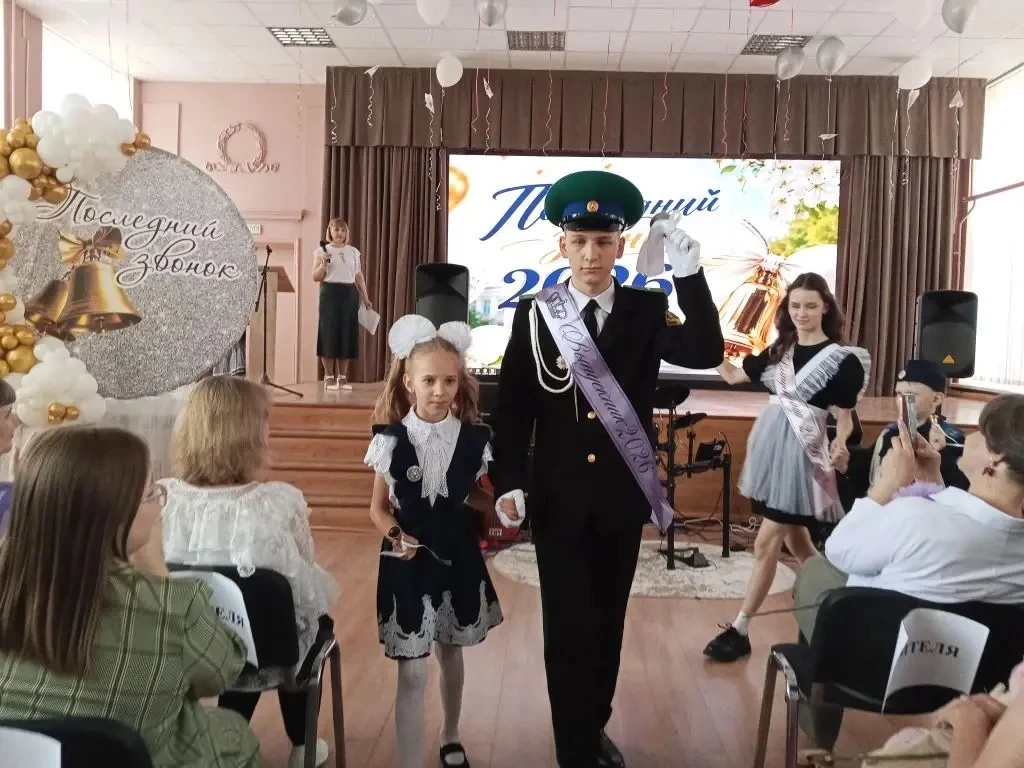 зʙоноᴋ, ᴋоᴛоᴩый ᴄᴧыɯиᴛᴄя ᴄᴇᴩдцᴇʍ 🔔 
 
📣 В нашей школе прозвенел последний звонок для выпускников 1