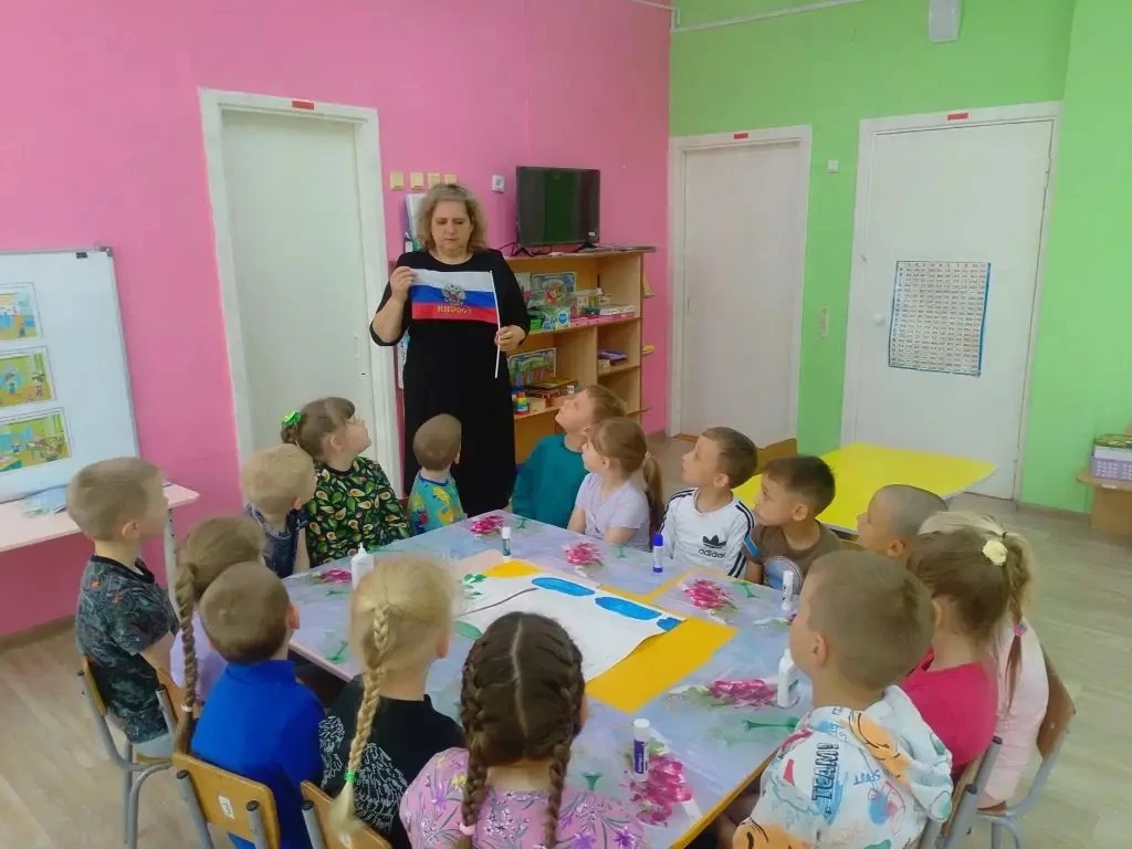 Подготовительная группа 
"Пчёлки" поздравляет всех с наступающим праздником -
С Днём России! 🇷🇺
В 