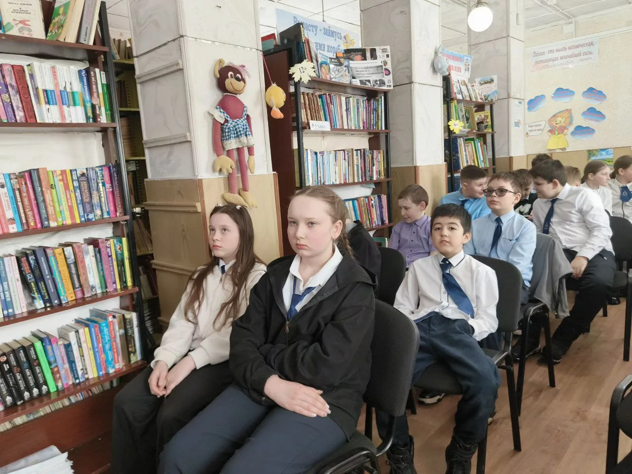 Ученики 5 "А" и ученики 5 "В" класса посетили детскую городскую библиотеку. Им рассказали о том, как