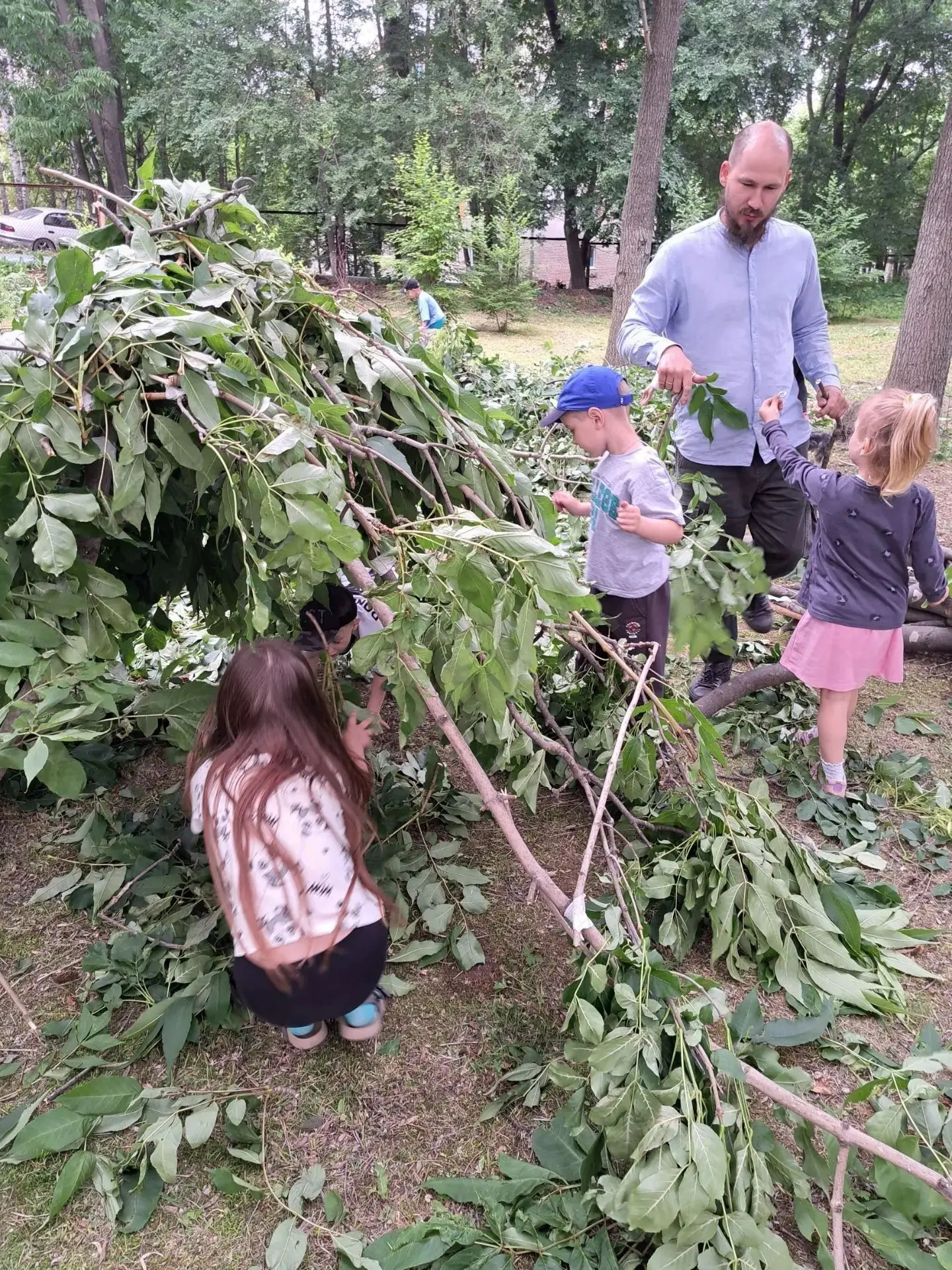Ветка к ветке и вырос ШАЛАШ!
Сегодня, во второй половине дня, ребята вышли на прогулку и увидели бол