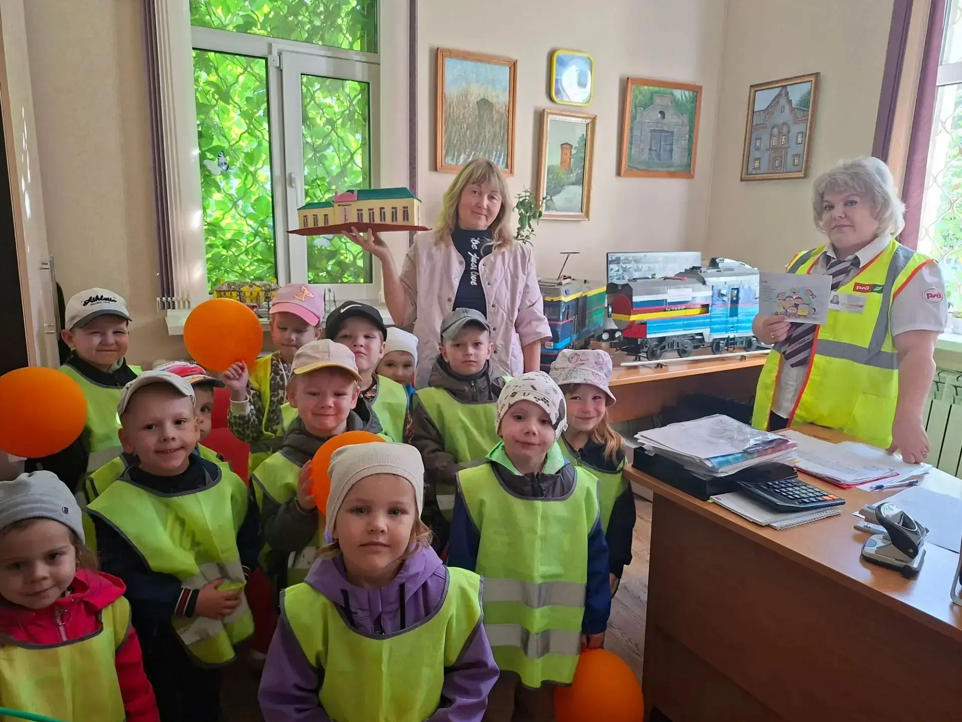 Сегодня  ребята группы "Милые маковки" отправились на свою первую экскурсию, а путь их ...