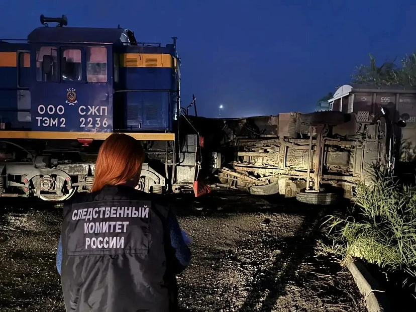 🔸В Саратове самосвал опрокинулся после столкновения с тепловозом