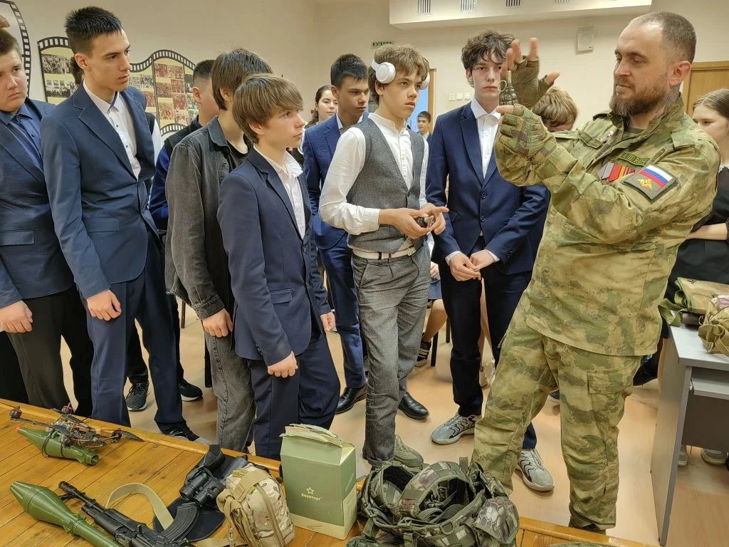 🛡️ Урок мужества и правды: встреча с героями и волонтерами в нашей школе!