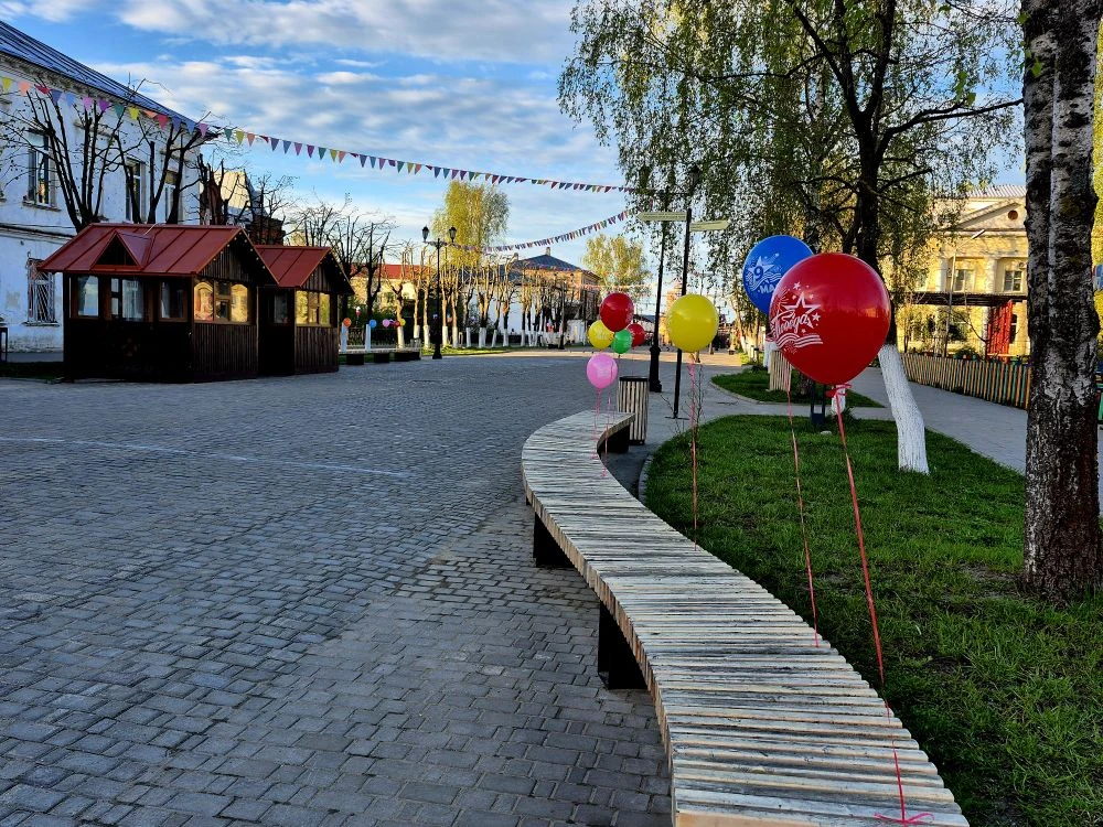 С первыми лучами солнца центр города окутался праздничной атмосферой, украсившись разноцветными шара