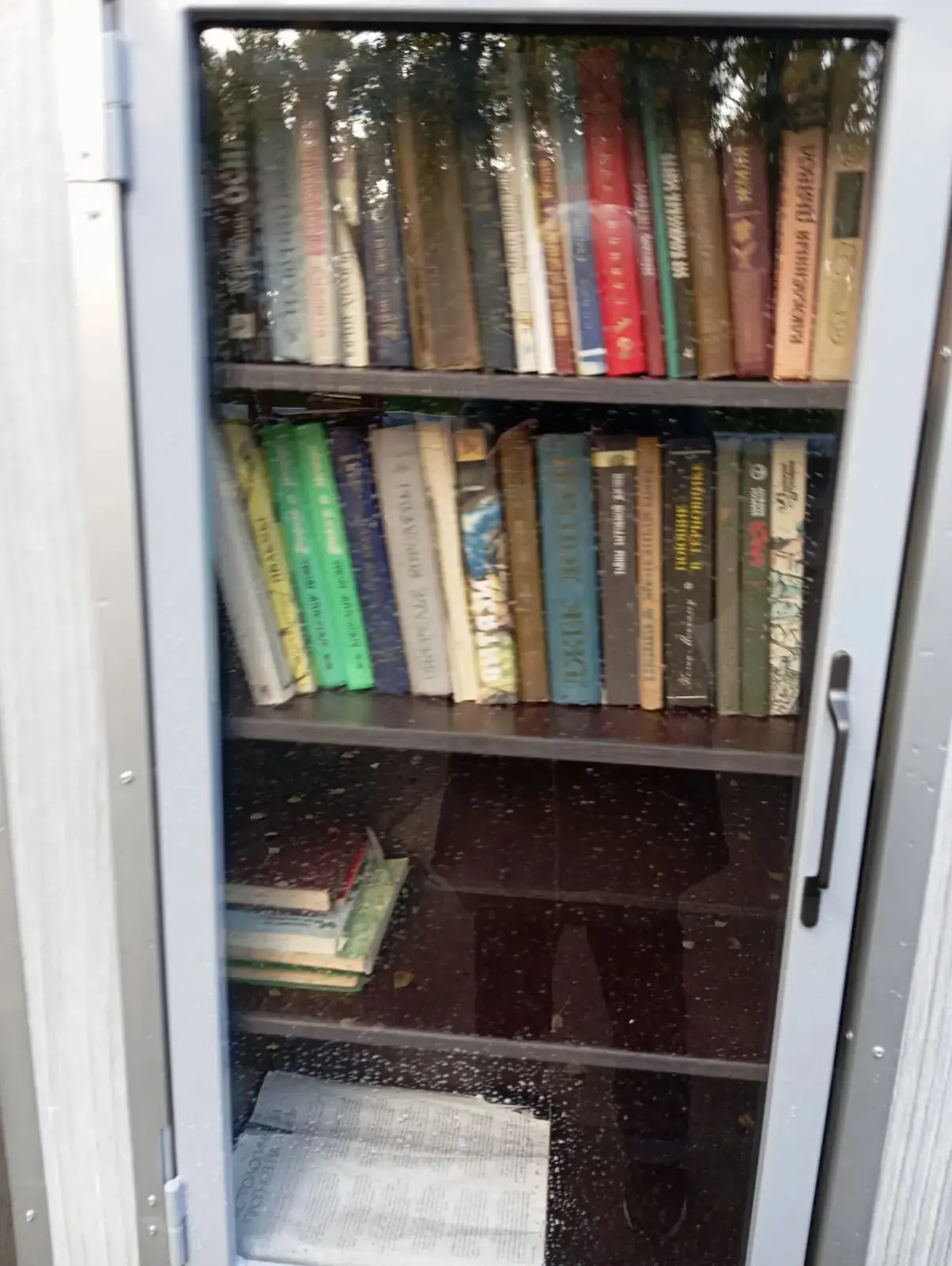 Спасибо всем, кто подарил книги нашей уличной библиотеке в парке! 📚
