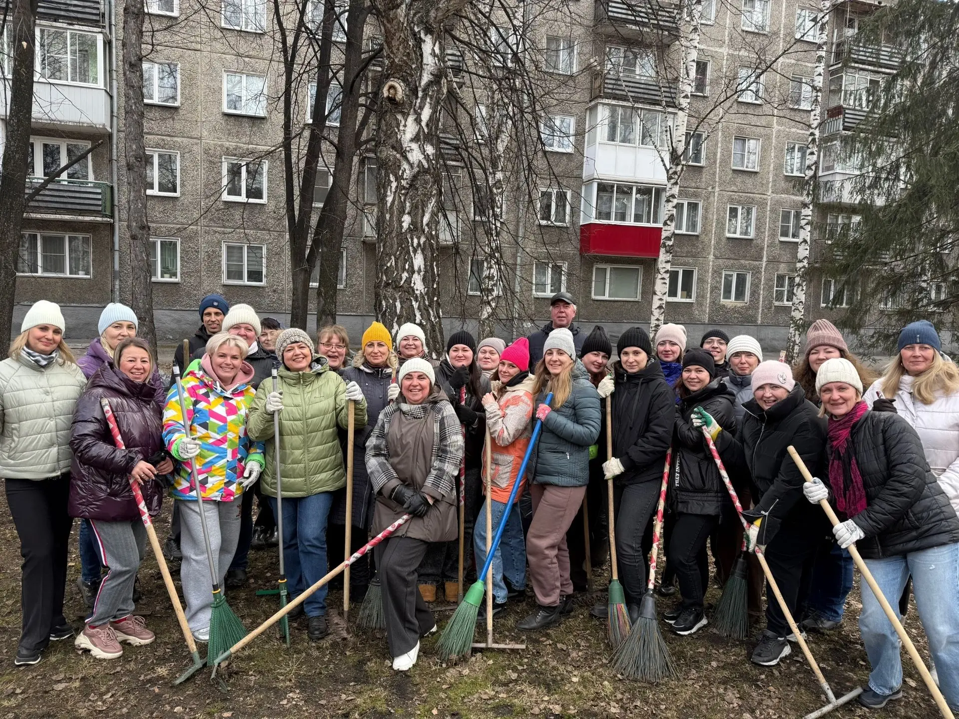 🌳 Комитет социальной защиты принял участие в городском субботнике!