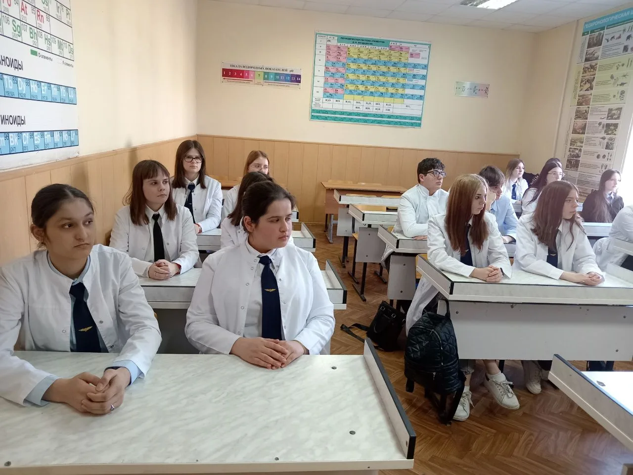 Разговоры о важном 💫  Традиционная еженедельная линейка «Разговоры о важном» прошла в Елецком техник