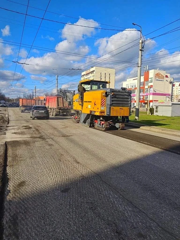 На улице Клары Цеткин Пензавтодор фрезерует дорожное покрытие.