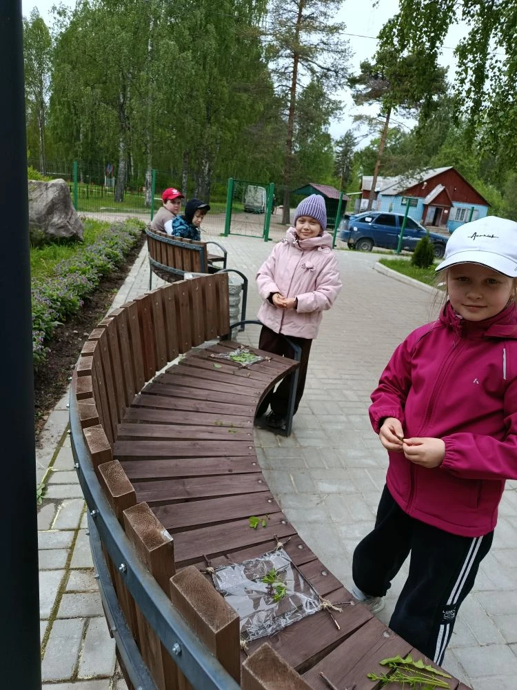 За окном пасмурно, а у нас творческая работа "Солнышко в окошке"!