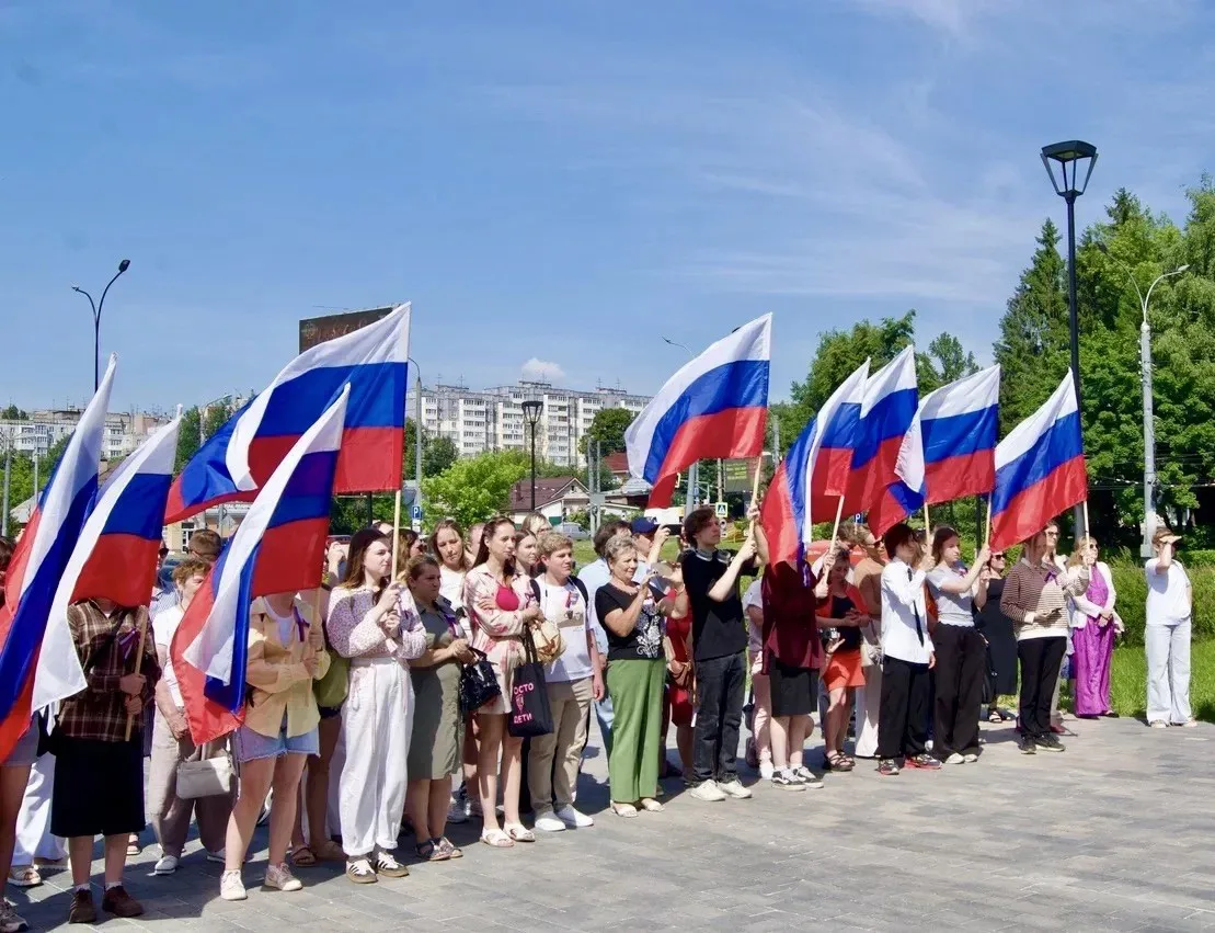 На площади Советской состоялся яркий праздник, посвященный Дню России

С праздником присутствующих п