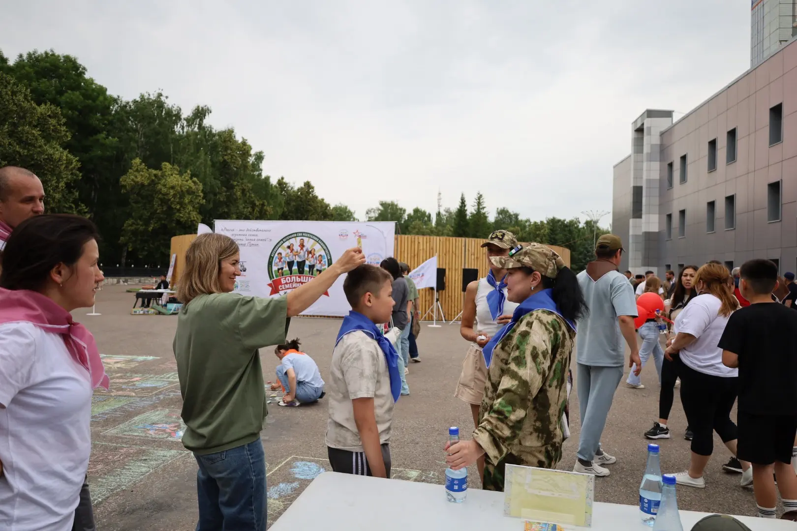 На площади около ГДК проходят финальные испытания «Больших семейных игр». С самого утра семьи участн