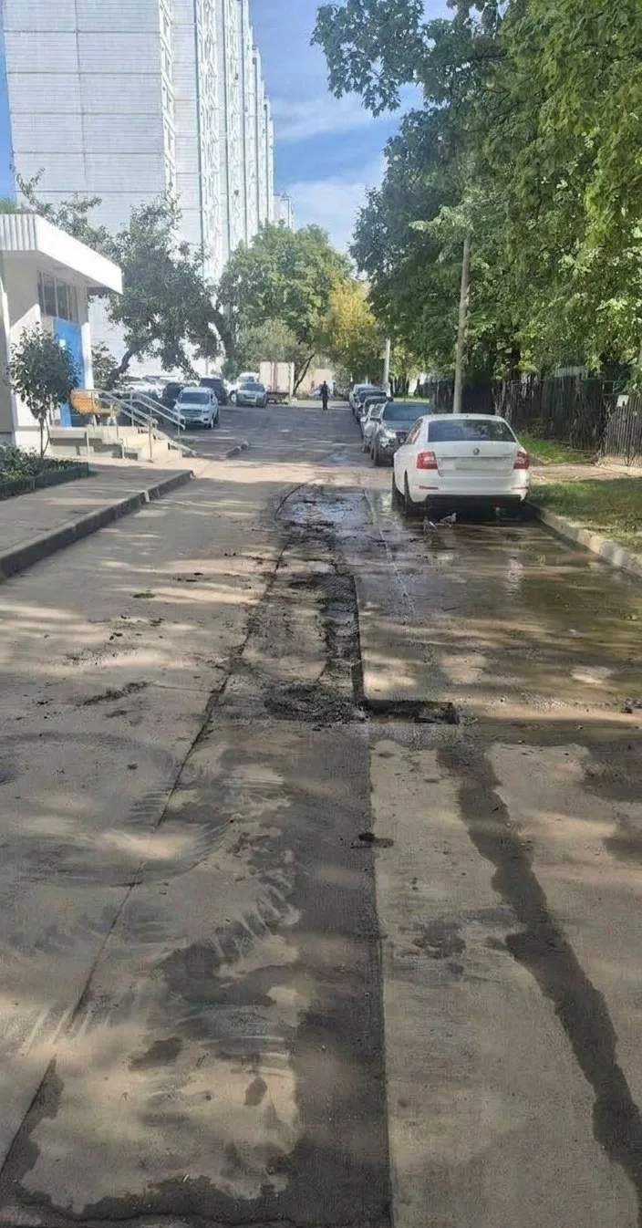🚧 Благоустройство двора затянулось, а проблемы с асфальтом и ливневкой остались