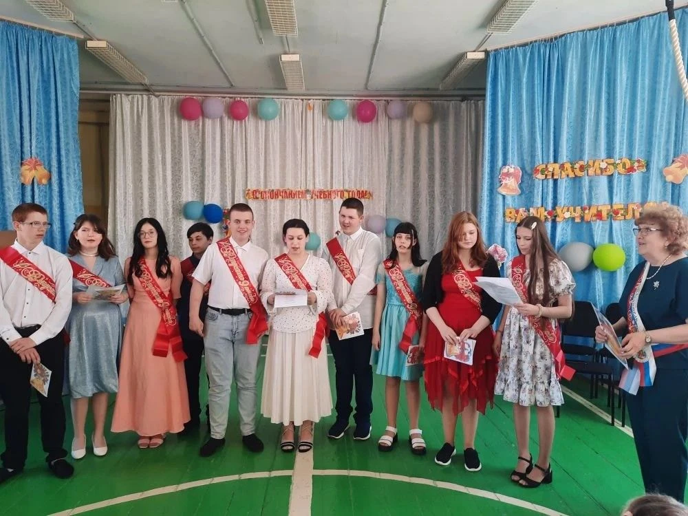 🎉 Последний звонок - прощание со школой! 🎉  
21 мая в нашей школе‑интернате прошёл трогательный пр