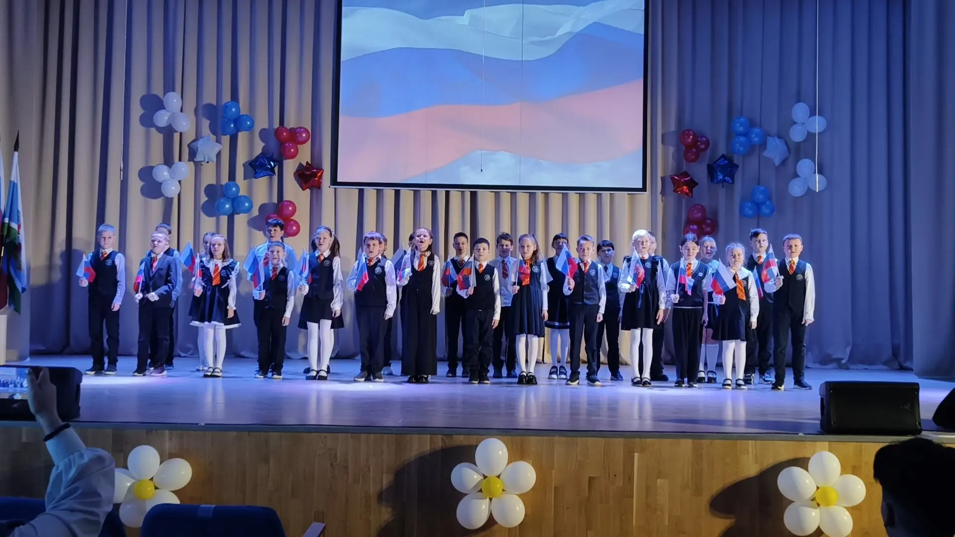 🇷🇺 Голоса, которые трогают до глубины души: в «Аксиоме» прошел Фестиваль патриотической песни! 🇷🇺  ✨