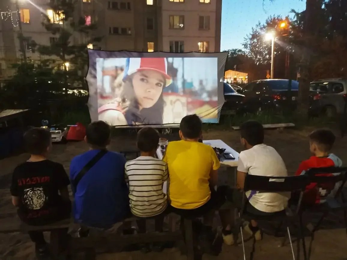 🌸 Когда двор — это больше, чем просто место для парковки! 🎬🍿

Вчера жители нашего дома по адресу 