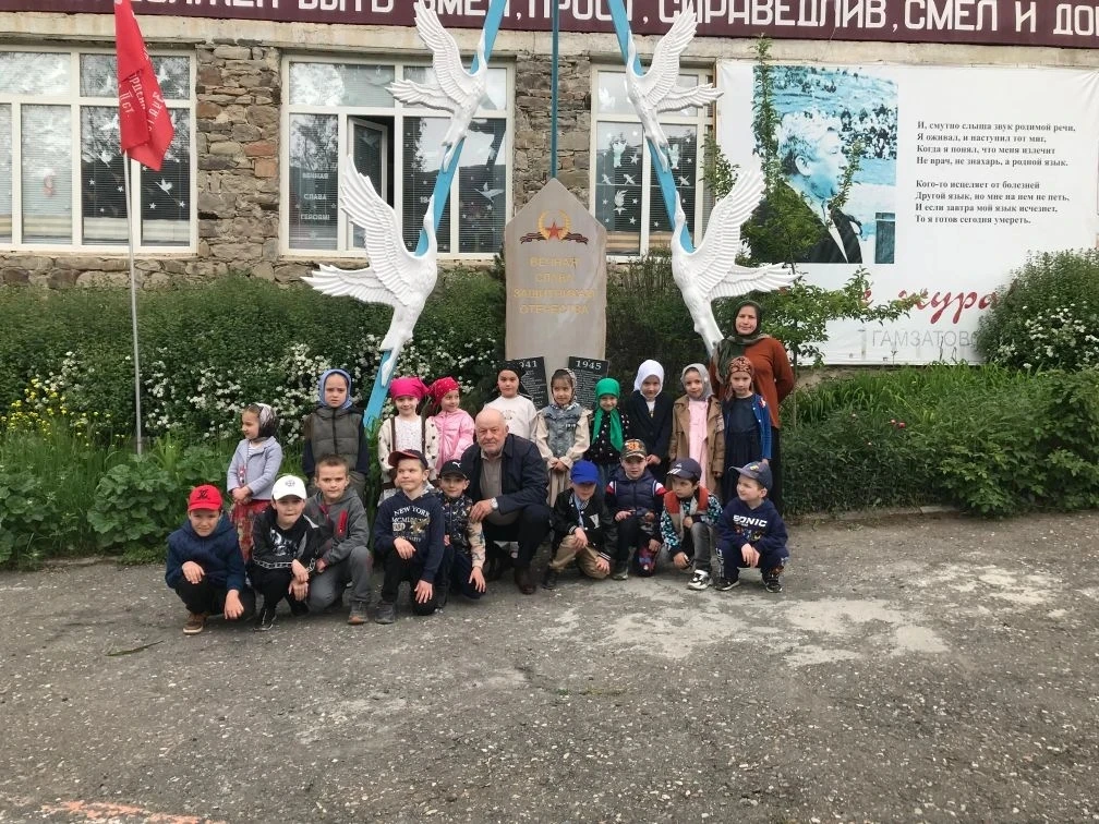 Будущие первоклашки примеряют на себя школьную жизнь. 🥰Глаза горят, а впереди — стольк...
