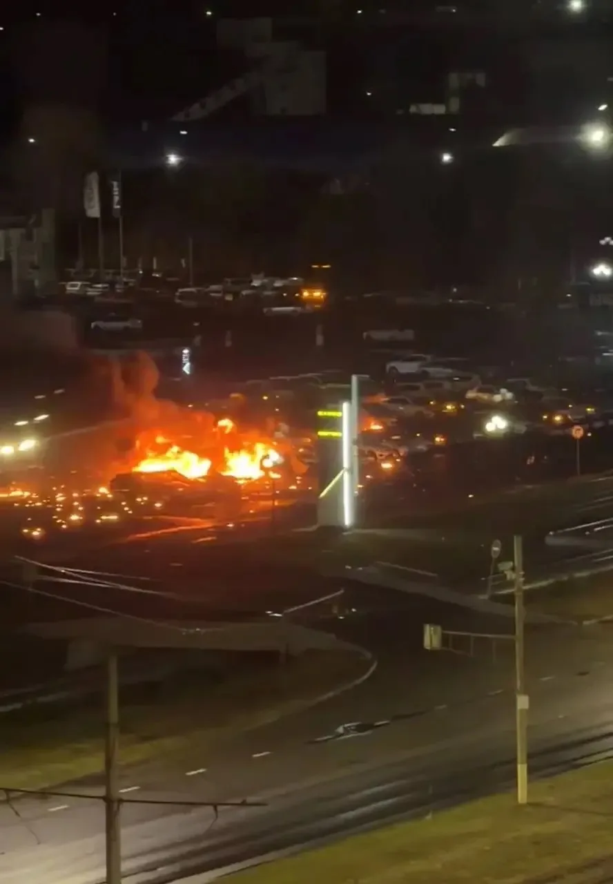 В Курске террористами из ВСУ был нанесён удар по автомобильной стоянке. На месте происш...
