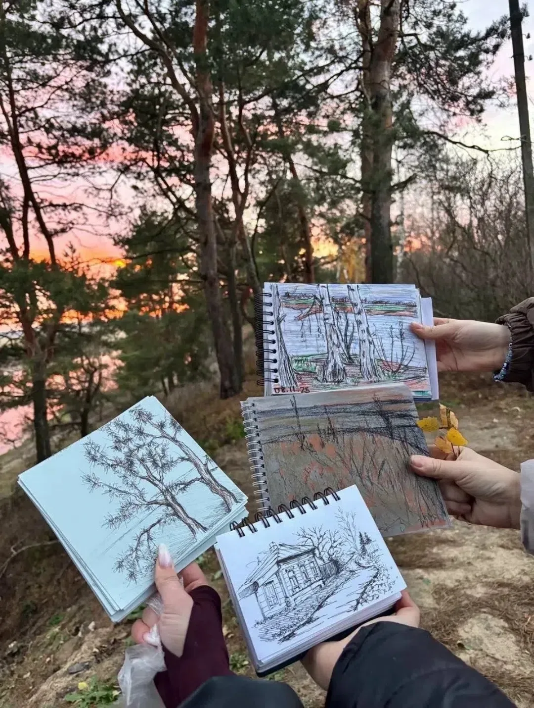 🎨 Творческий дебют наших студентов!

Помните нашу яркую осеннюю поездку на Арт-пикник «Грани русско