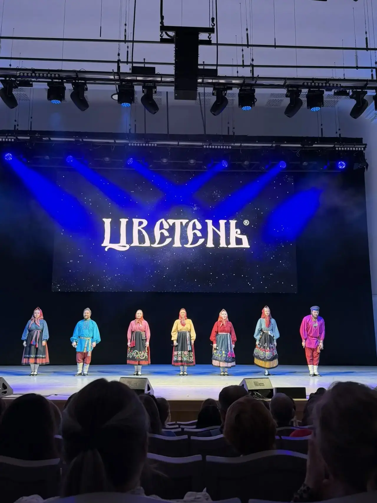 Сегодня на сцене Оренбургской филармонии - фольклорный ансамбль «Цветень», усидеть на м...