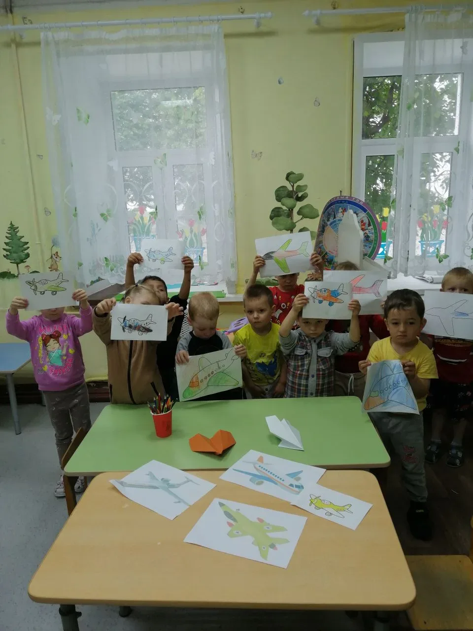 МАЛЫШИ И БУМАЖНЫЕ САМОЛЁТИКИ
⁣
Привет, друзья! 
⁣
У нас вчера был СУПЕР-ДЕНЬ! Мы узнали, какие бываю