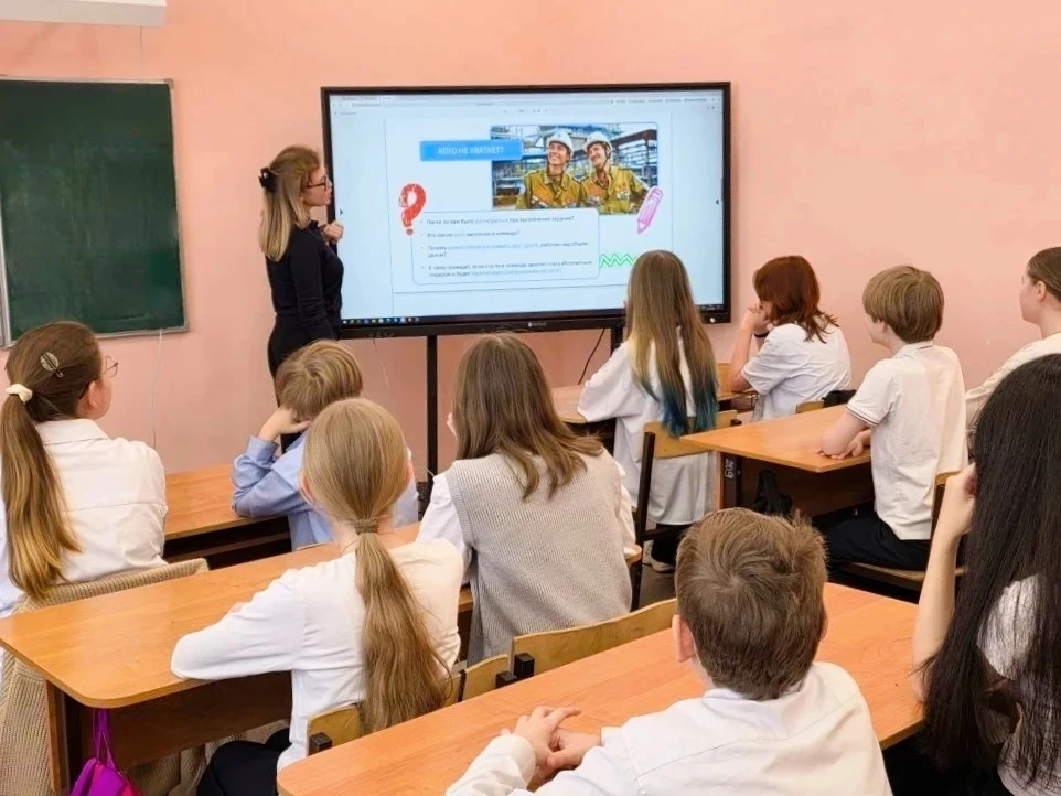 После линеек во всех классах прошли занятия из цикла «Разговоры о важном» на тему: «Что значит работ