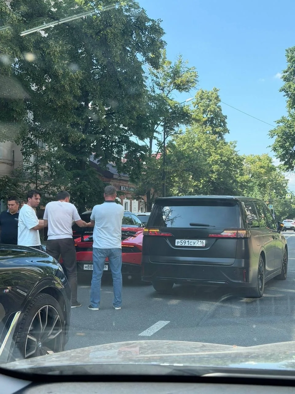 Дорогое ДТП произошло на Гоголя в Казани. 
 
Столкнулись Lamborgini huracan и Voyah. Суммарная стоим