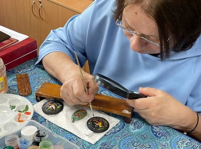 🎨 В Институте Наследия прошёл мастер-класс «Палехская брошь»