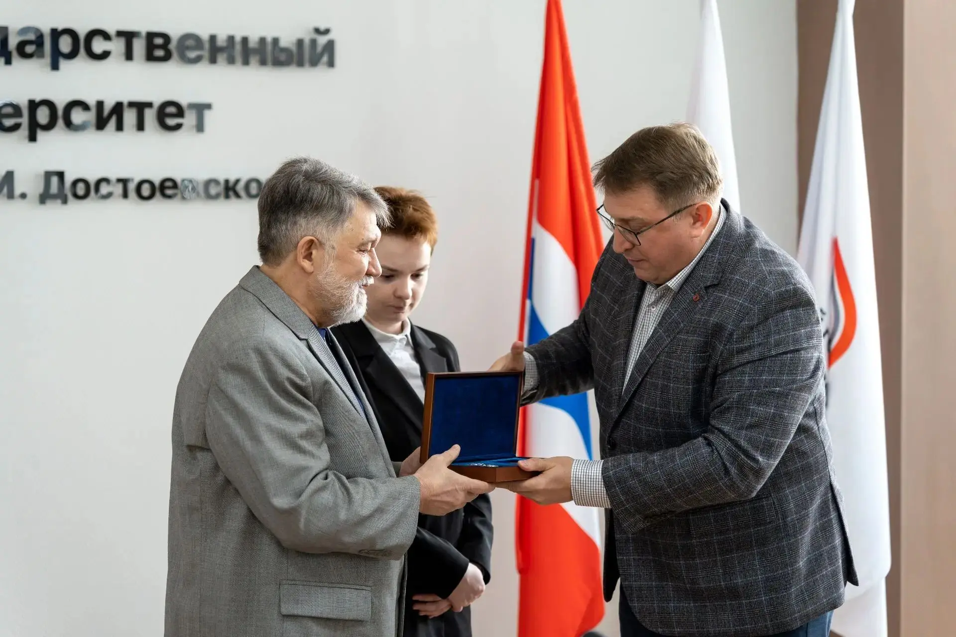 🇷🇺 Профессор ОмГУ Александр Бутаков награждён медалью К.Д. Ушинского