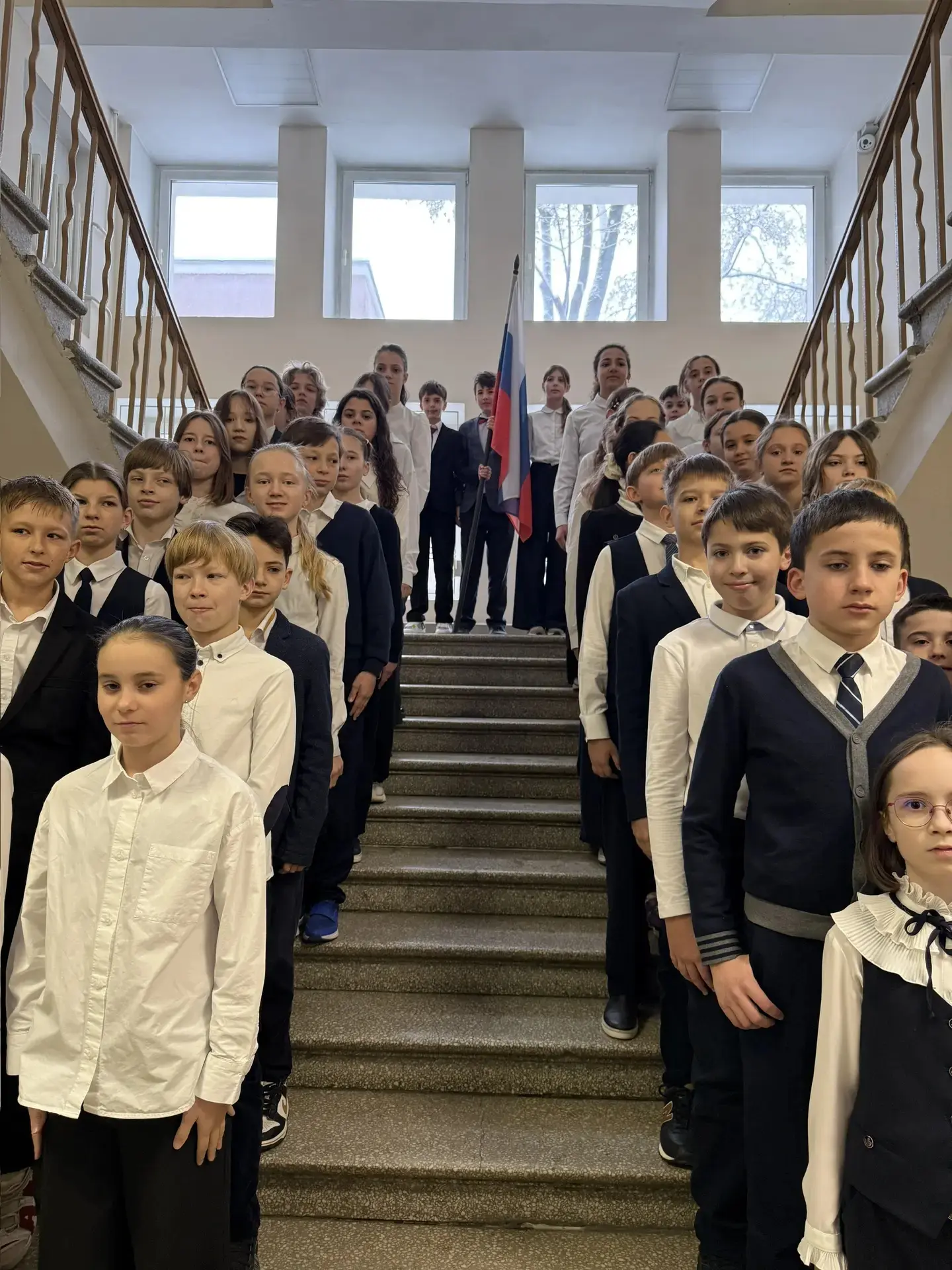 🇷🇺 Равнение на флаг!  🤍 Новую учебную неделю начинаем с традиционной церемонии выноса флага Российск