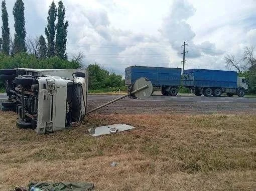 🚓 Два человека пострадали в аварии с КамАЗом в Панинском районе

На 272-м км трассы Р-298 большегру