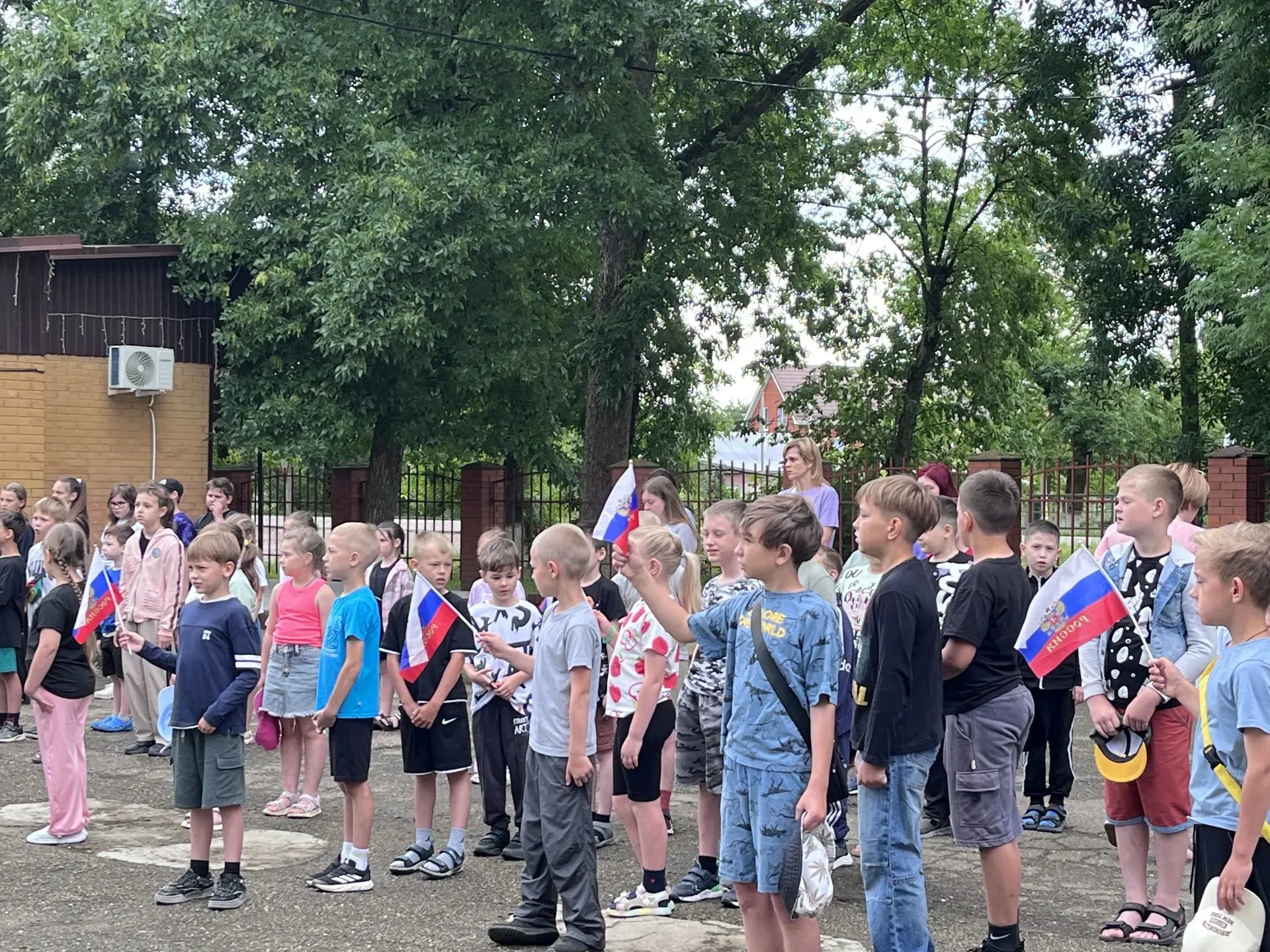 В преддверии Дня России в ЛДП «Казачок» и ЛТО «Позитив» состоялась трогательная линейка!

Наши ребят