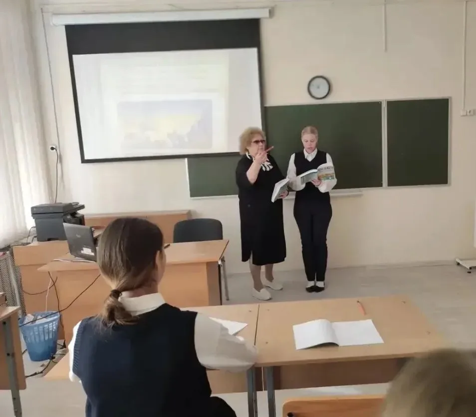 Сегодня в 9‑м классе прошёл урок литературы, посвящённый величайшему памятнику древнеру...