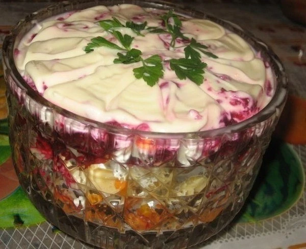 🥣 Три вкуса в одном салате  🔖 Ингредиенты:  Свёкла отварная — 1 шт. Грецкие орехи — 100 г Морковь от