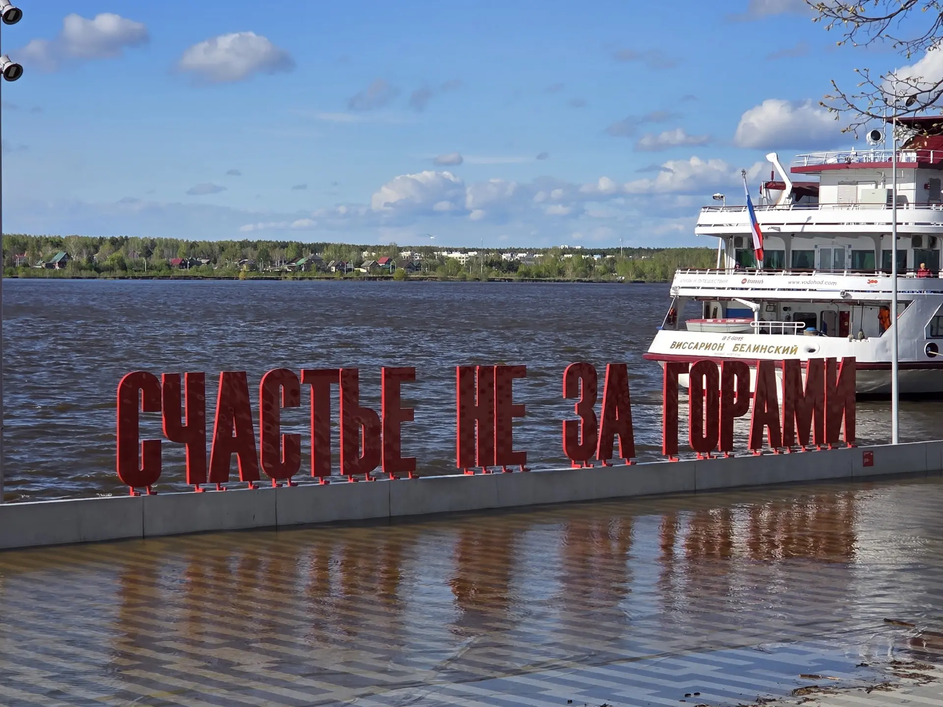 Красота Перми в деталях 😍

А набережная — это не просто любимое место прогулок гостей и жителей. Эт