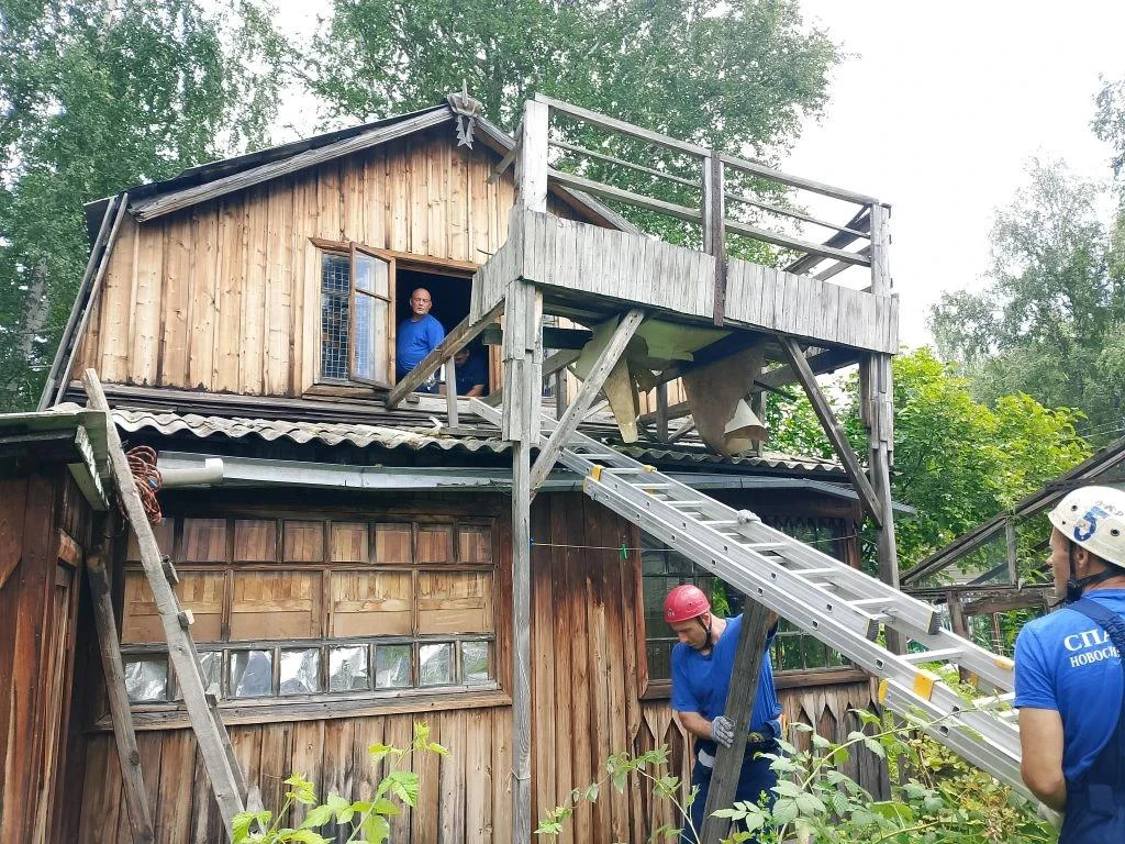 🏡🪜🚑 Спасатели спустили тяжёлую больную со второго этажа в СНТ «Искра»

В Новосибирском районе спа