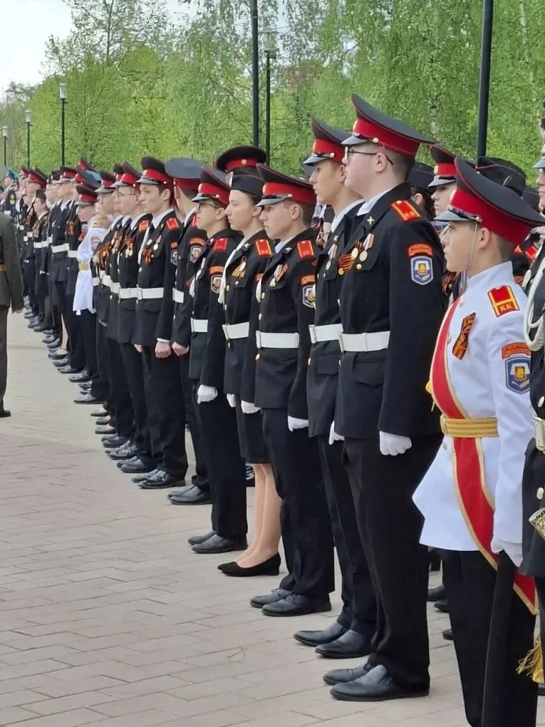 🔥В самый главный праздник нашей страны, в День Великой Победы, состоялся парад кадет у мемориала Защ