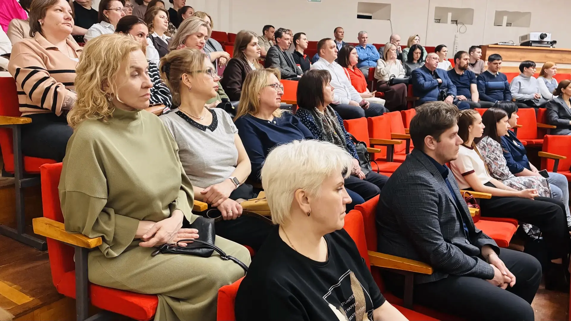 Вчера в большом зале Администрации заместитель Мэра по социальной политике В.В. Салмин и заместитель