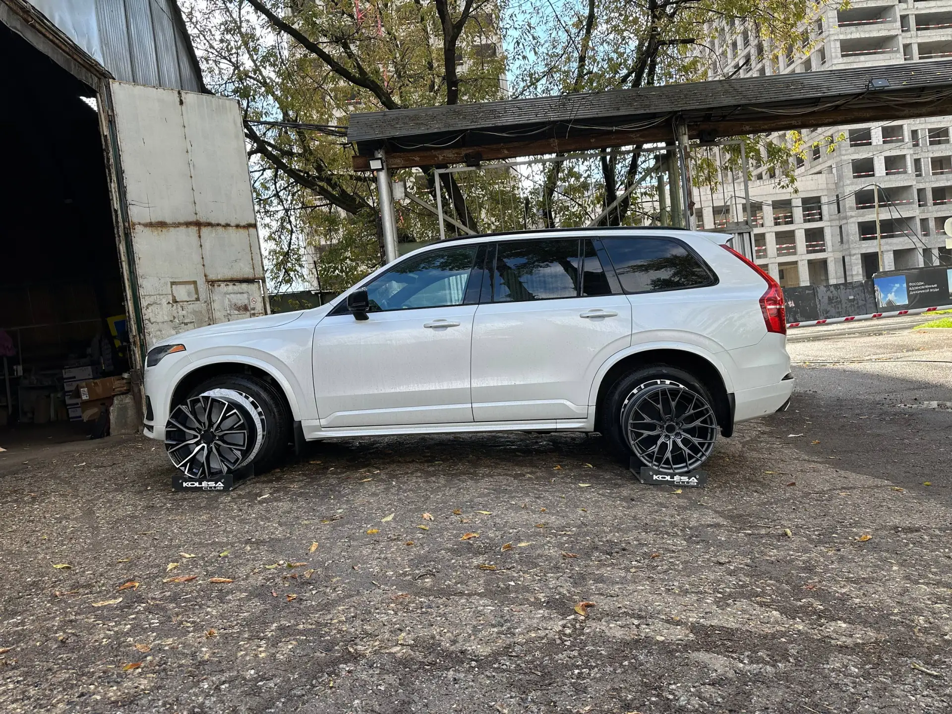 Volvo XC90 на примерке дисков в 20-ом диаметре