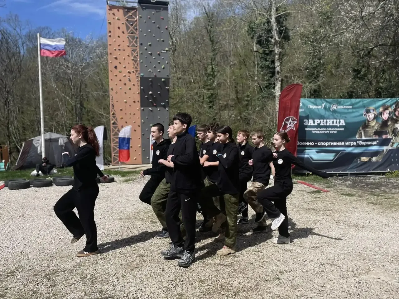 Сегодня команда учащихся 9 «Г», 11 «А» и 11 «Б» классов приняла участие в муниципальном этапе военно
