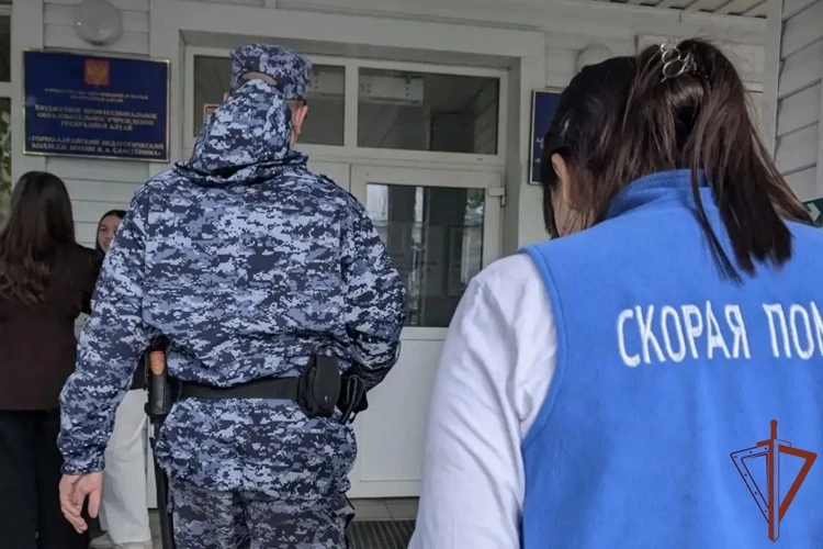 ⚡️ В Республике Алтай сотрудники Росгвардии помогли студентке, потерявшей сознание на л...