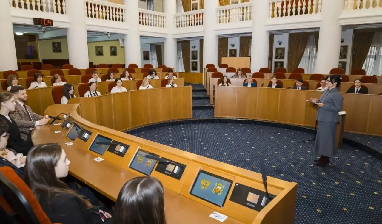 Школьники Павловского лицея побывали на экскурсии в парламенте и на время почувствовали себя настоящ