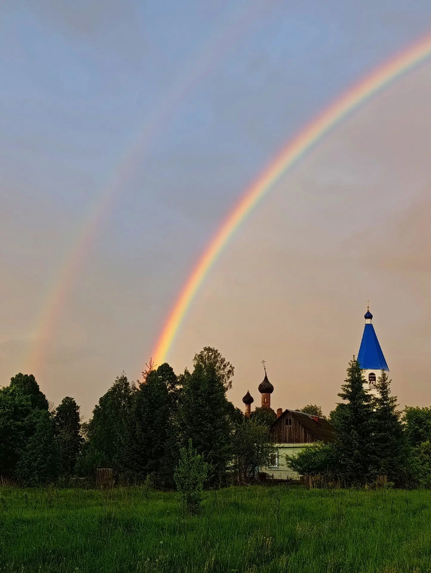 Яркая радуга в селе Покров Даниловского района.  Фото Насти Чистяковой.  ------------   ❗️Подслушано