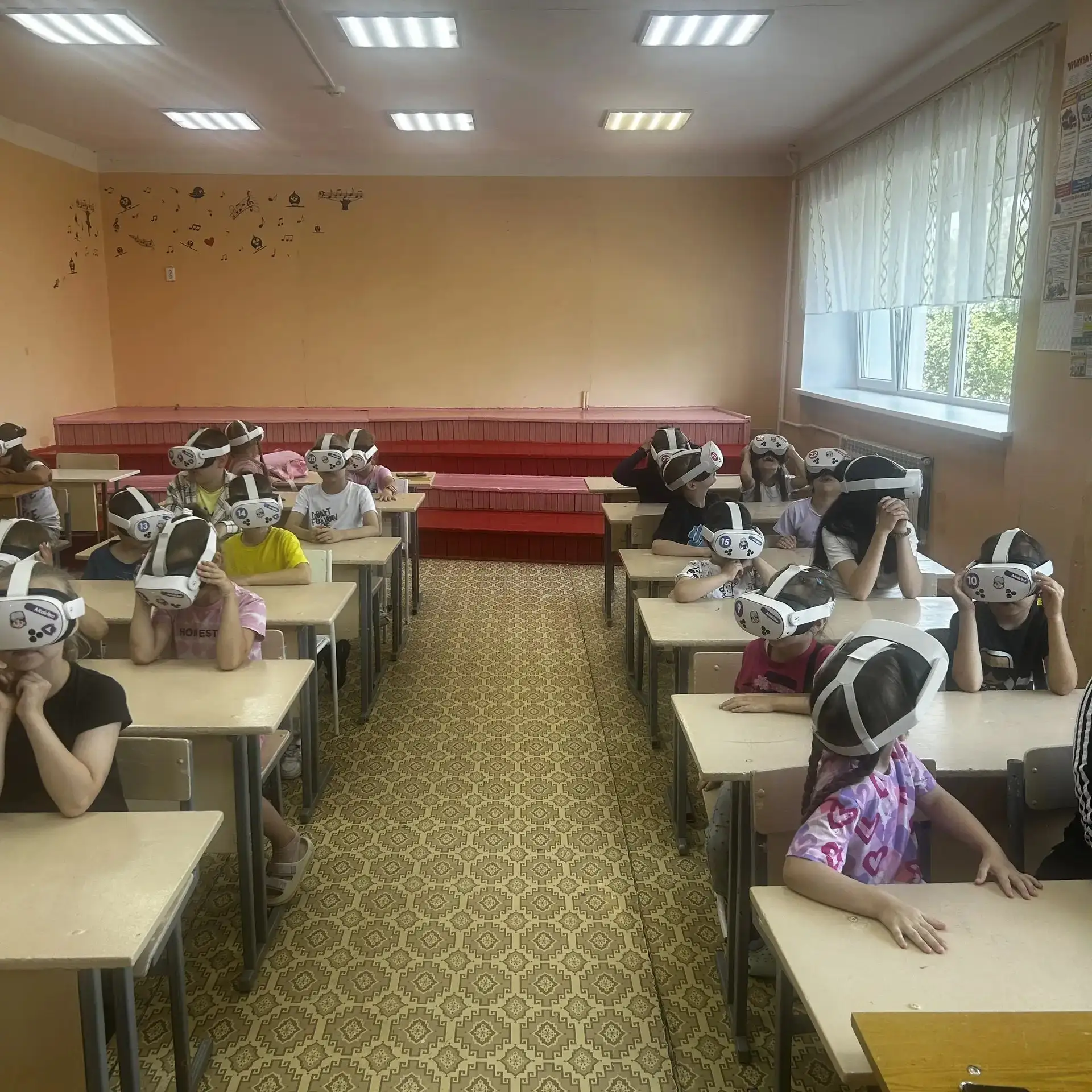 Вчера в нашем лагере прошло мероприятия с использованием VR-очков. Мероприятие началось с краткого и